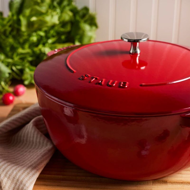 Cazuela STAUB de 5 L color cereza fabricada en Francia