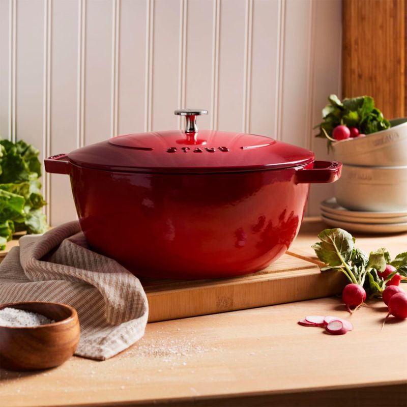 Cazuela STAUB de 5 L color cereza fabricada en Francia