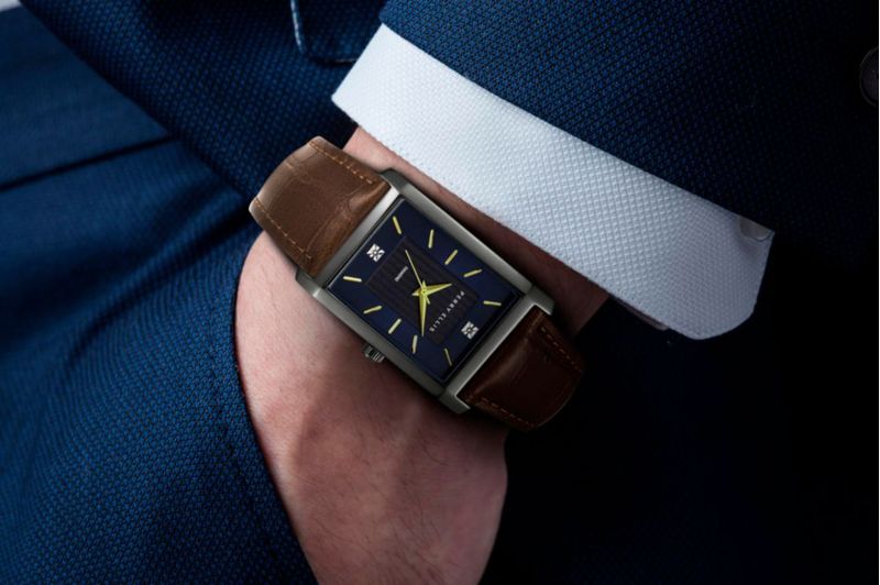 Reloj Perry Ellis de 31 mm con esfera azul oscuro y correa de cuero vegano