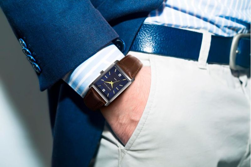 Reloj Perry Ellis de 31 mm con esfera azul oscuro y correa de cuero vegano