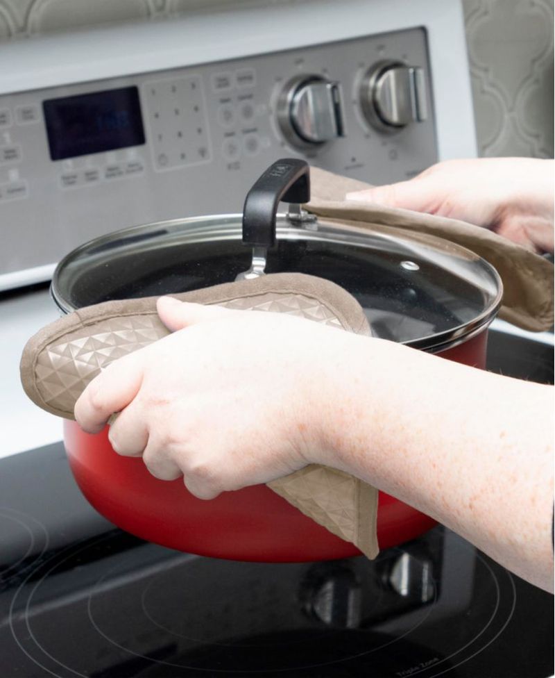 Manopla para olla T-Fal de silicona 2 piezas color arena resistencia al calor 525 °F (274 °C)