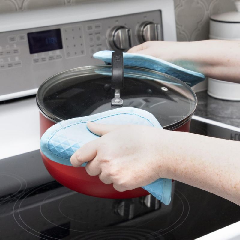 Set de manoplas y soportes para ollas T-Fal 4 uds silicona resistente al calor 525 °F (274 °C)