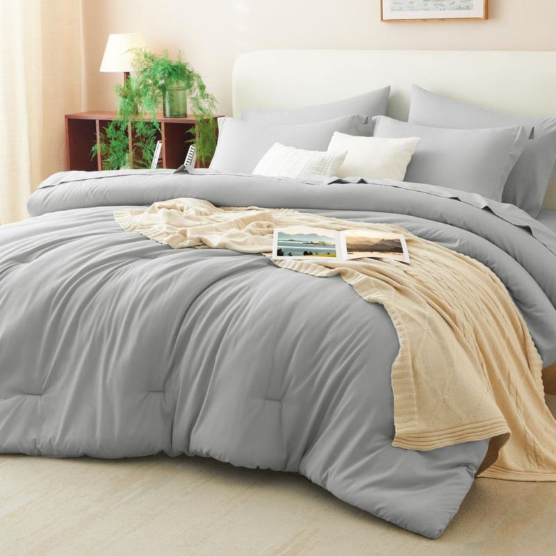 Juego de Edredón CozyLux King 7 piezas Gris Claro de Microfibra