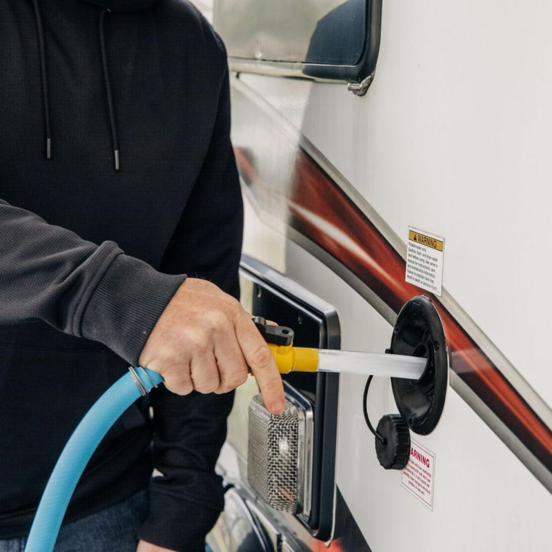 Llenadora de tanque de agua Camco RV con válvula de cierre tubo de 5/8 pulgadas