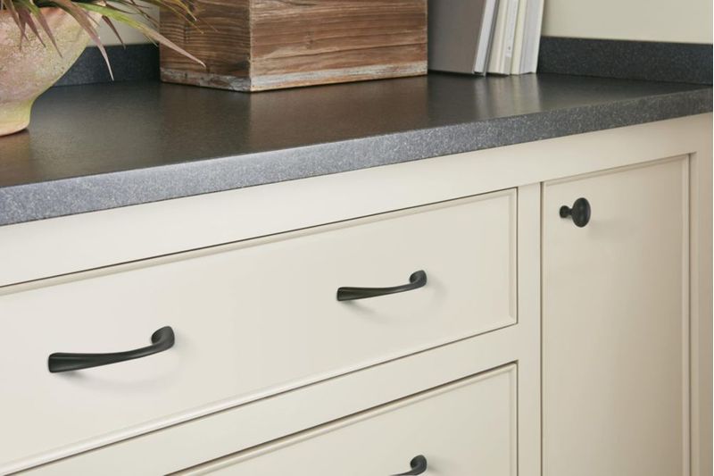 Tirador de armario Amerock Vaile negro mate 96 cm centro