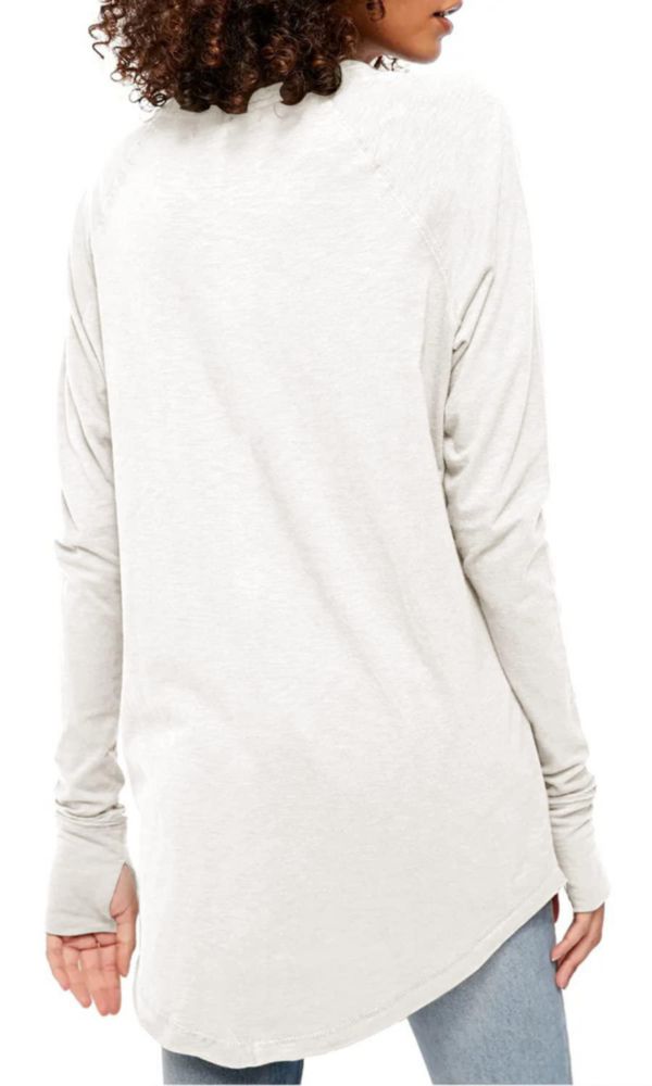 Camiseta Fisoew de manga larga blanca con agujeros para los pulgares