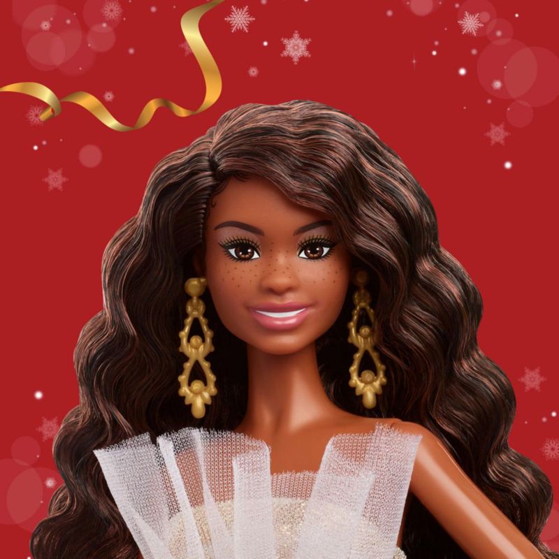 Barbie Signature 2025 Muñeca de Moda Pelo Negro Plateado y Dorado