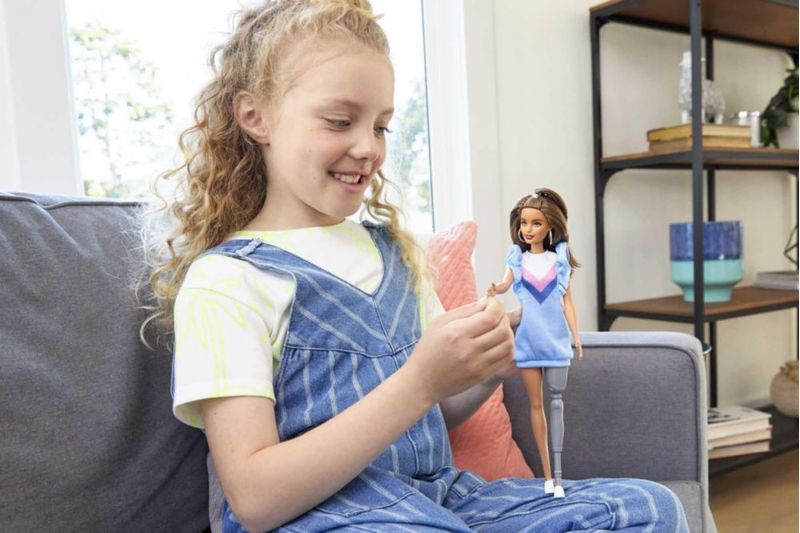 Barbie Fashionistas Muñeca 121 Pelo Largo Moreno Pierna Protésica