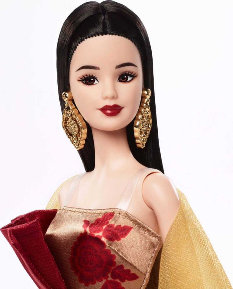 Barbie Muñeca Lunar Year Vestido Rojo Peonía Dorada