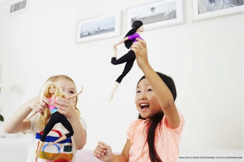 Barbie Muñeca Movimientos Divertidos Púrpura Top Made to Move