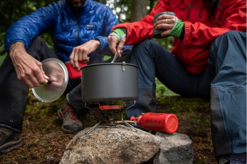Estufa de camping MSR WhisperLite Compact para acampar con mochila