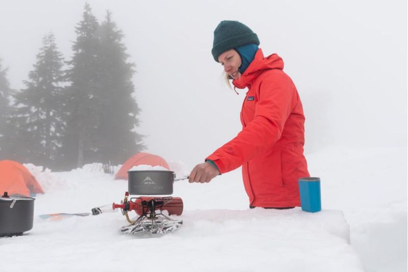 Estufa de camping MSR WhisperLite Compact para acampar con mochila