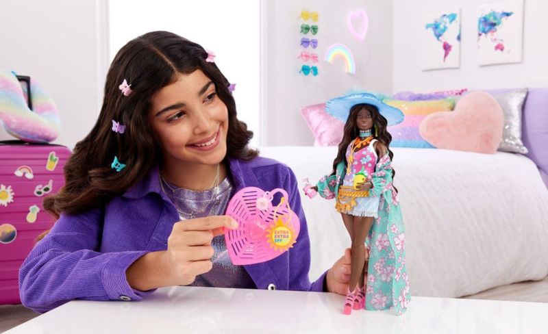 Muñeca Barbie Extra Fly con ropa y acceso con temática playera.