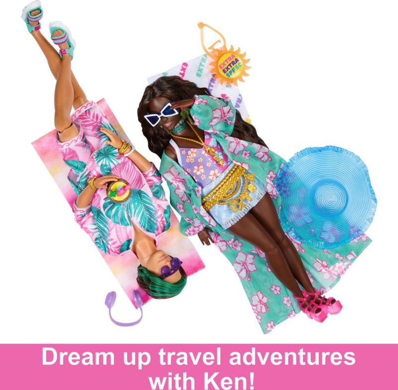 Muñeca Barbie Extra Fly con ropa y acceso con temática playera.