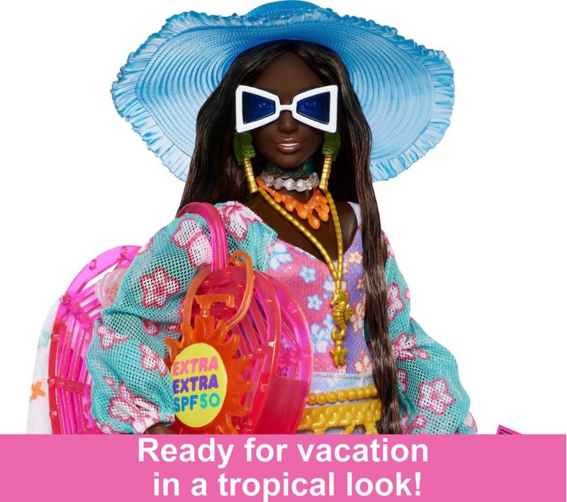 Muñeca Barbie Extra Fly con ropa y acceso con temática playera.