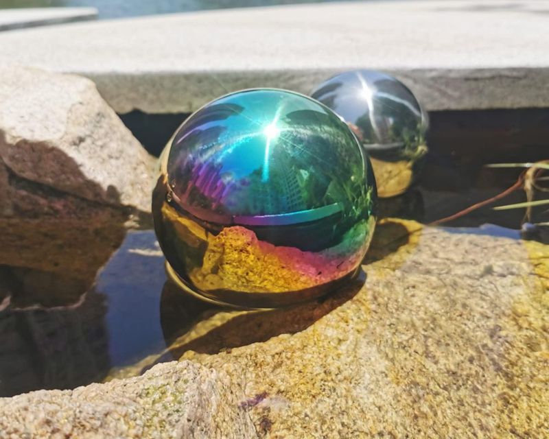 Escultura Pangmao 20 cm Esfera de Espejo Arcoíris Brillante