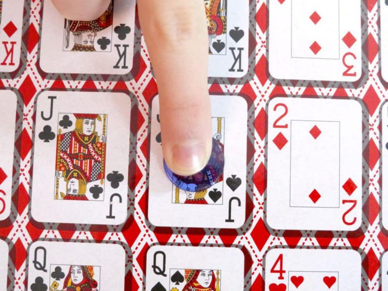 Juego de cartas Regal Games Poker Keeno con 12 tableros y 200 fichas