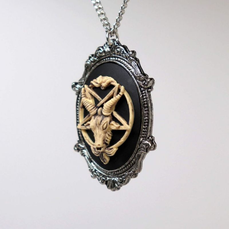 Collar Real Metal Camafeo Bafomet en Metal con Acabado Plateado 51 cm