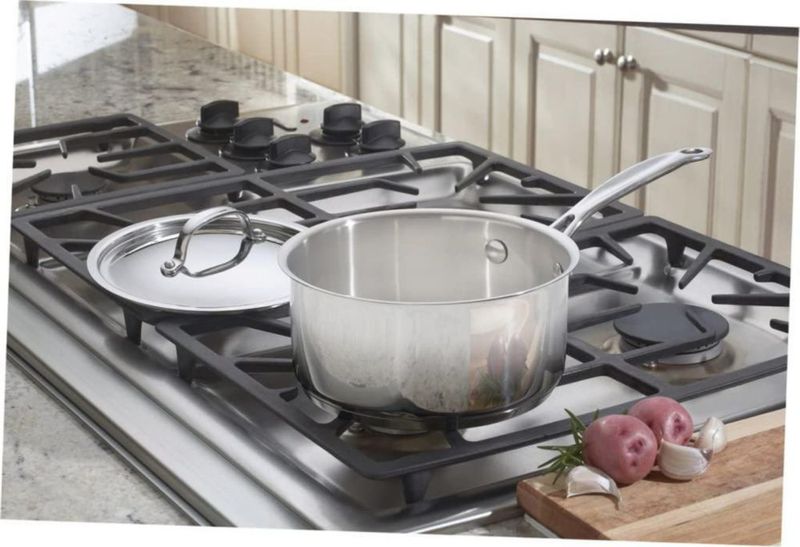 Cacerola Cuisinart Chef's Classic de acero inoxidable de 2 litros con tapa