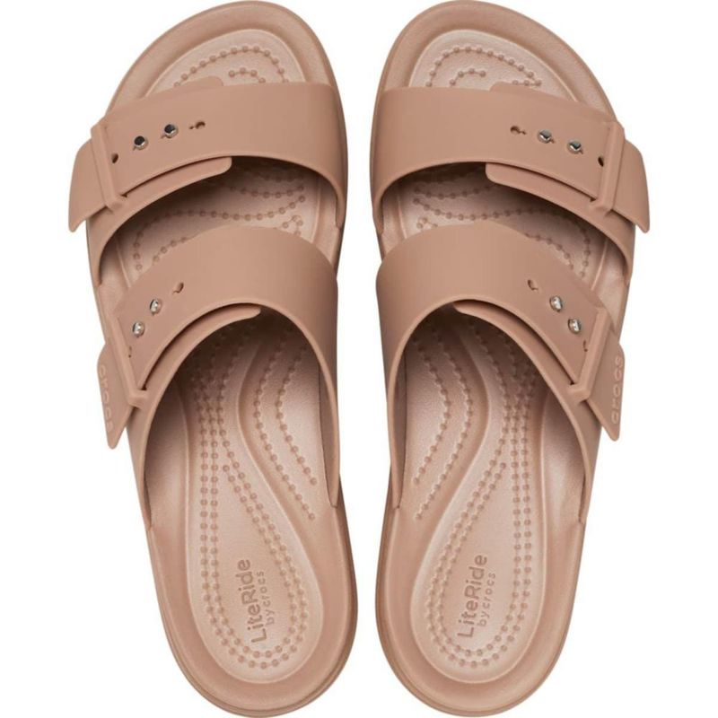 Sandalia Crocs Brooklyn Buckle Cuña Baja Latte