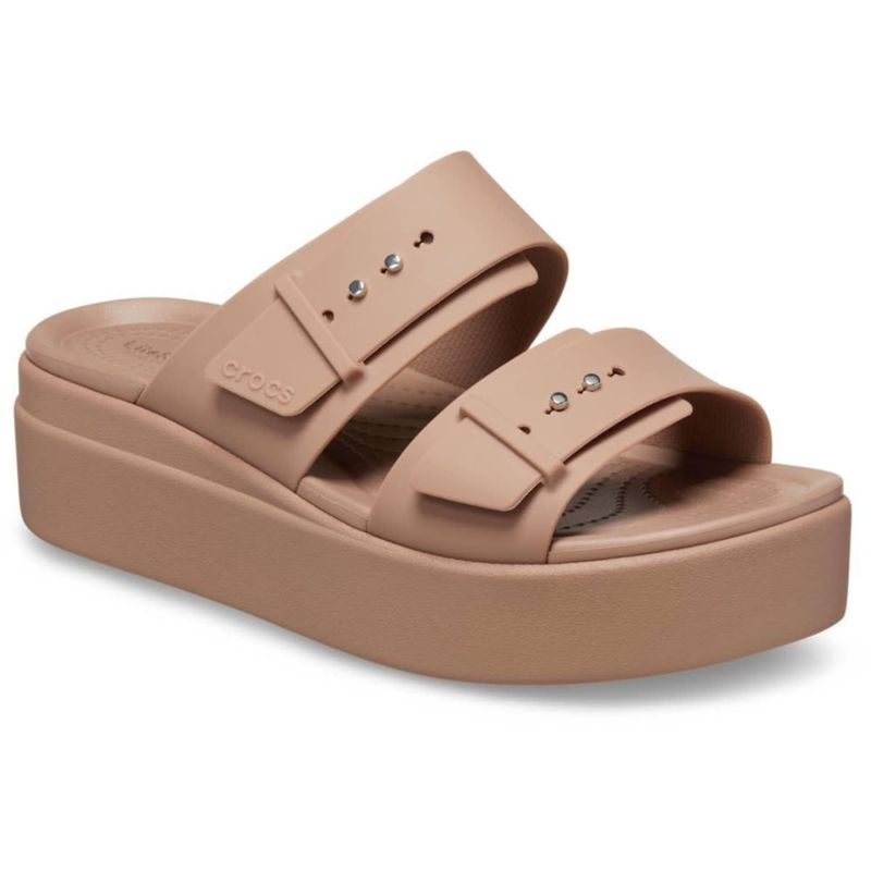 Sandalia Crocs Brooklyn Buckle Cuña Baja Latte