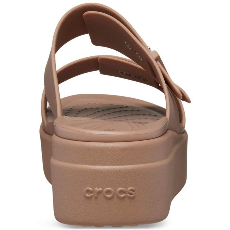Sandalia Crocs Brooklyn Buckle Cuña Baja Latte