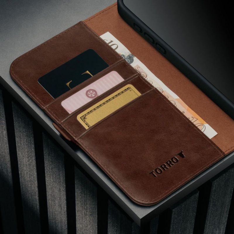 Funda TORRO para iPhone 17 de cuero tipo cartera en marrón oscuro