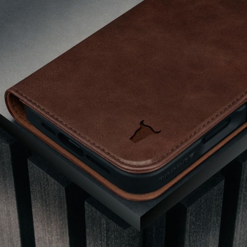 Funda TORRO para iPhone 17 de cuero tipo cartera en marrón oscuro