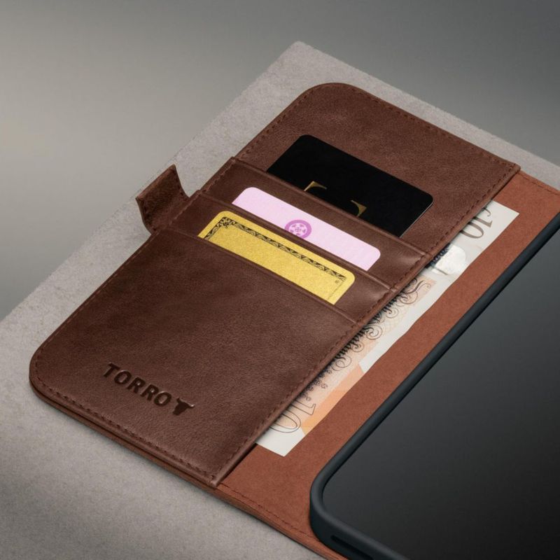 Funda TORRO para iPhone 18/17 Pro de cuero marrón oscuro con cartera