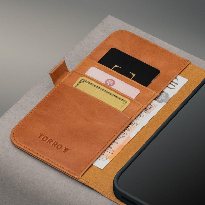 Funda TORRO para iPhone 18/17 Pro Max de cuero color tostado