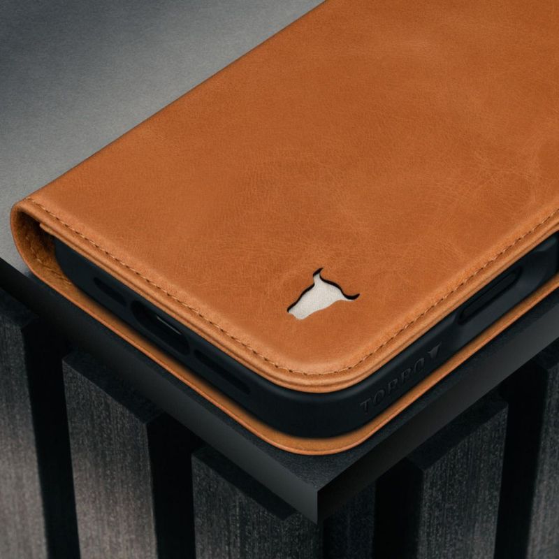 Funda TORRO para iPhone 17 de cuero color tostado con cartera y MagSafe