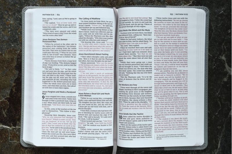 Biblia HarperCollins NIV para Niños cubierta de cuero suave gris