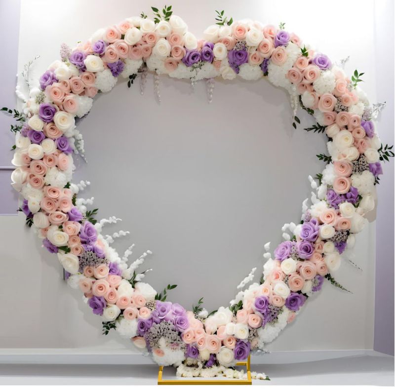 Arco de metal dorado con forma de corazón – 2 m de altura – IKULE