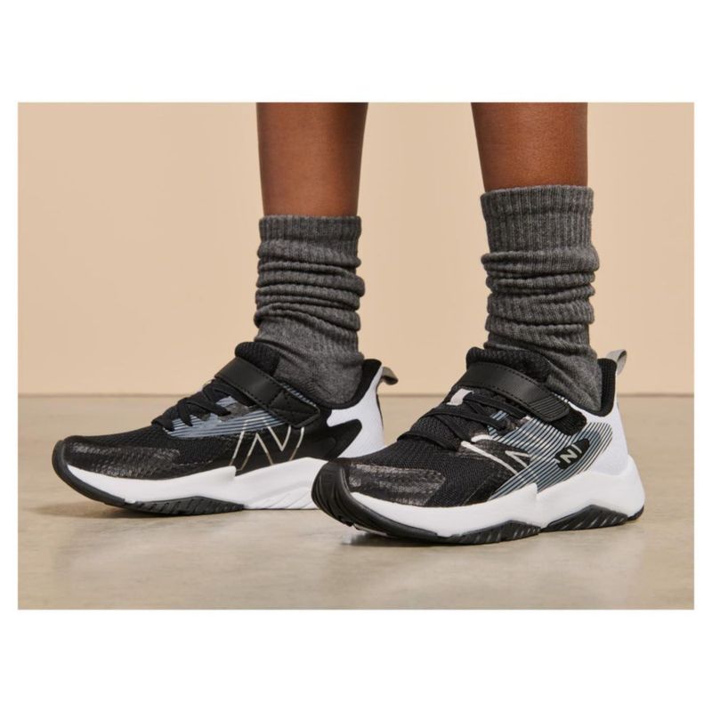 Zapatilla de running New Balance talla 5 (niño grande) negro/blanco