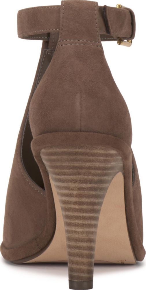 Sandalia Vince Camuto 6.5 con hebilla y tacón cónico color taupe tostado