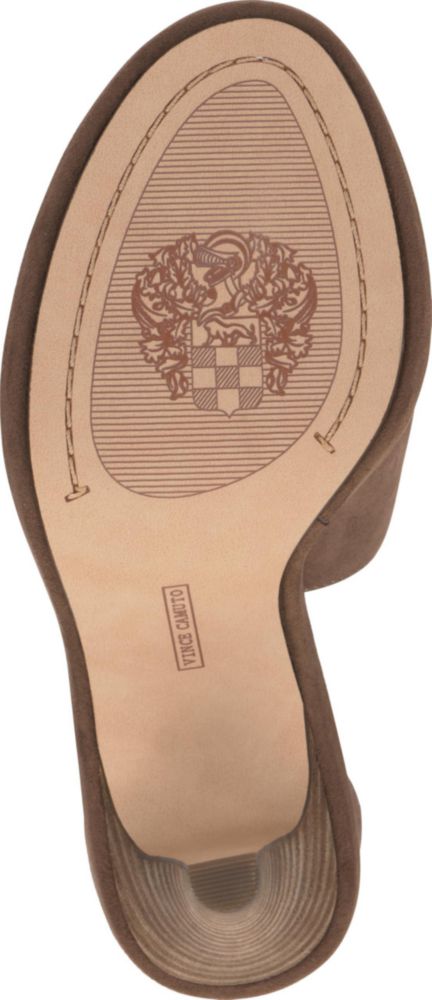 Sandalia Vince Camuto 6.5 con hebilla y tacón cónico color taupe tostado