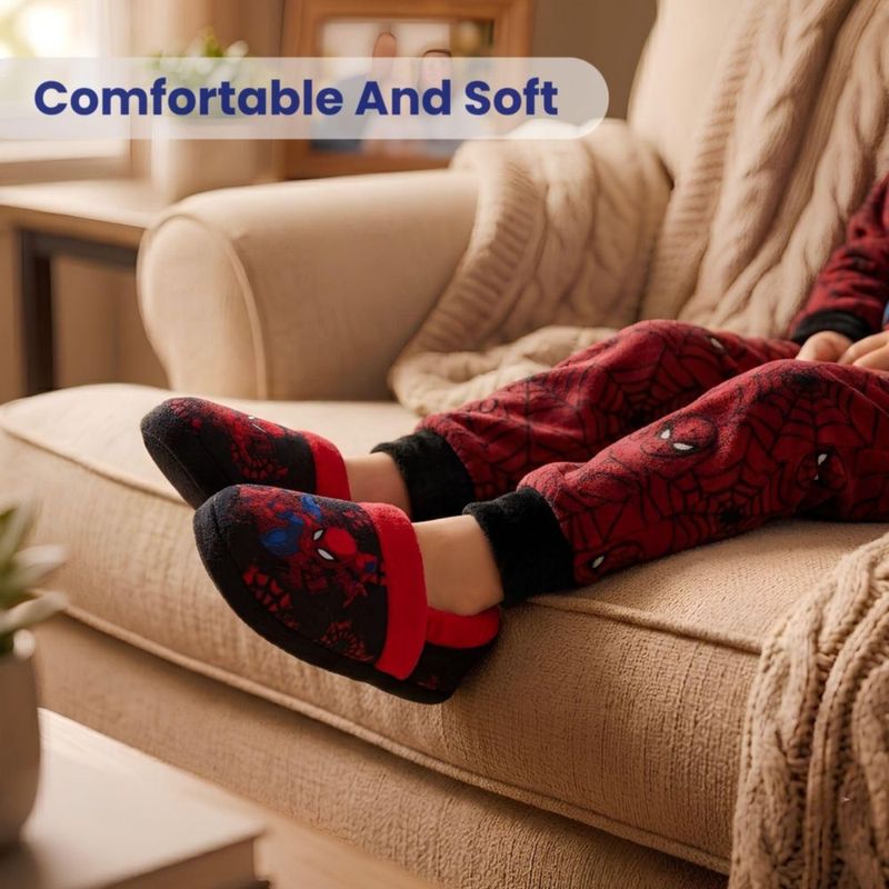 Pantufla Marvel Spiderman talla 9‑10 negra con detalles rojos de peluche