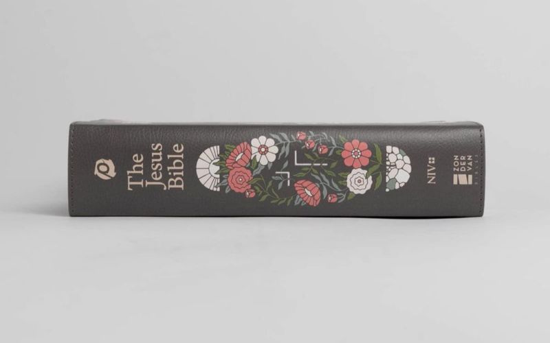 Biblia Zondervan NVI Cuero Suave Gris Floral