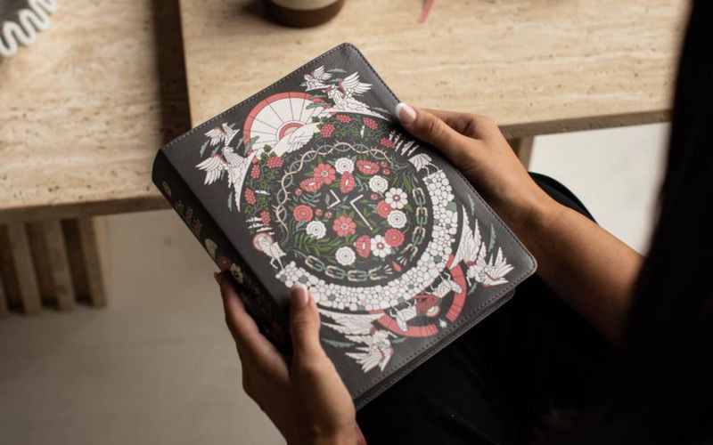 Biblia Zondervan NVI Cuero Suave Gris Floral