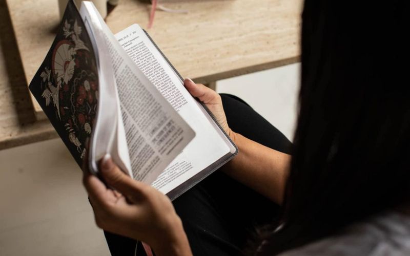Biblia Zondervan NVI Cuero Suave Gris Floral