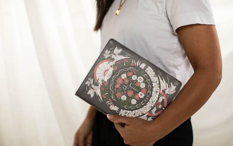 Biblia Zondervan NVI Cuero Suave Gris Floral
