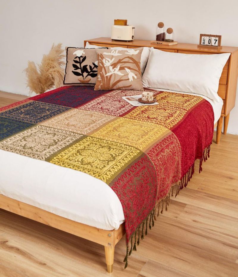 Manta AIVIA 152 cm x 191 cm de chenilla con tejido jacquard estilo boho