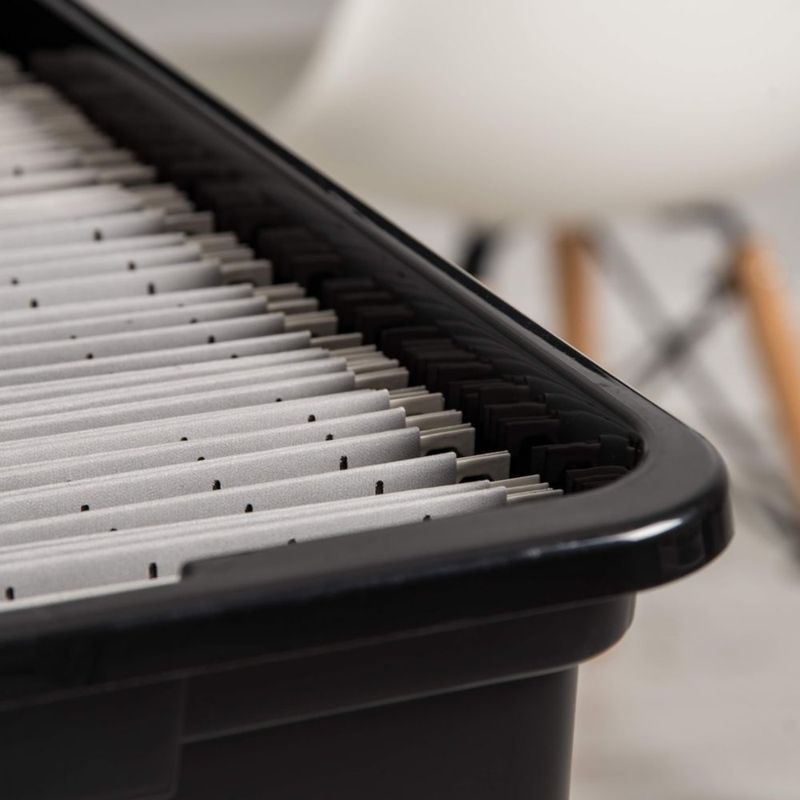 Caja de archivos IRIS USA 35 Qt negra con tapa de cierre
