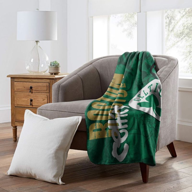 Manta Northwest Boston Celtics 152 cm x 152 cm – Diseño Hard Knocks