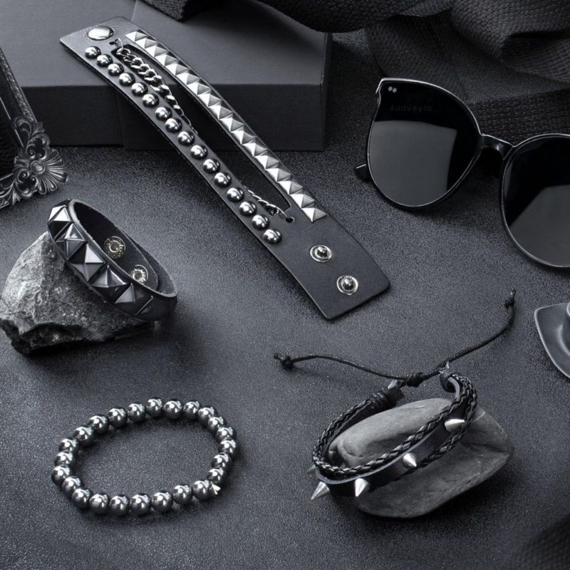 Juego de 4 Pulseras Punk Addveyra con Tachuelas – Color Negro