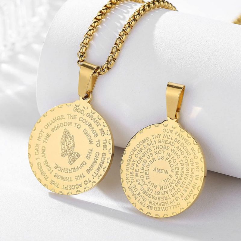 Collar Yaumatea de 30 cm con colgante de manos en oración dorado