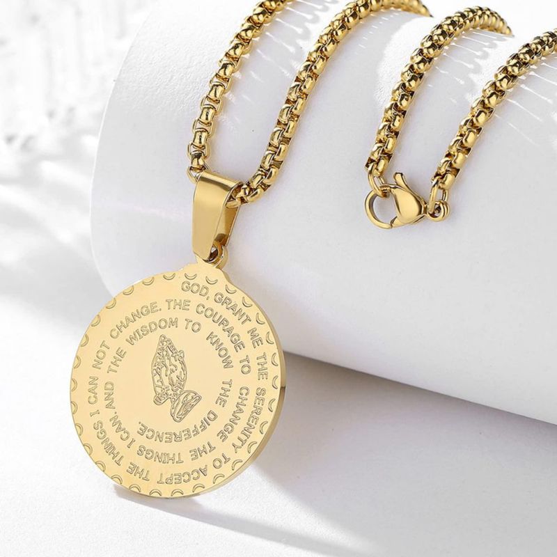 Collar Yaumatea de 30 cm con colgante de manos en oración dorado