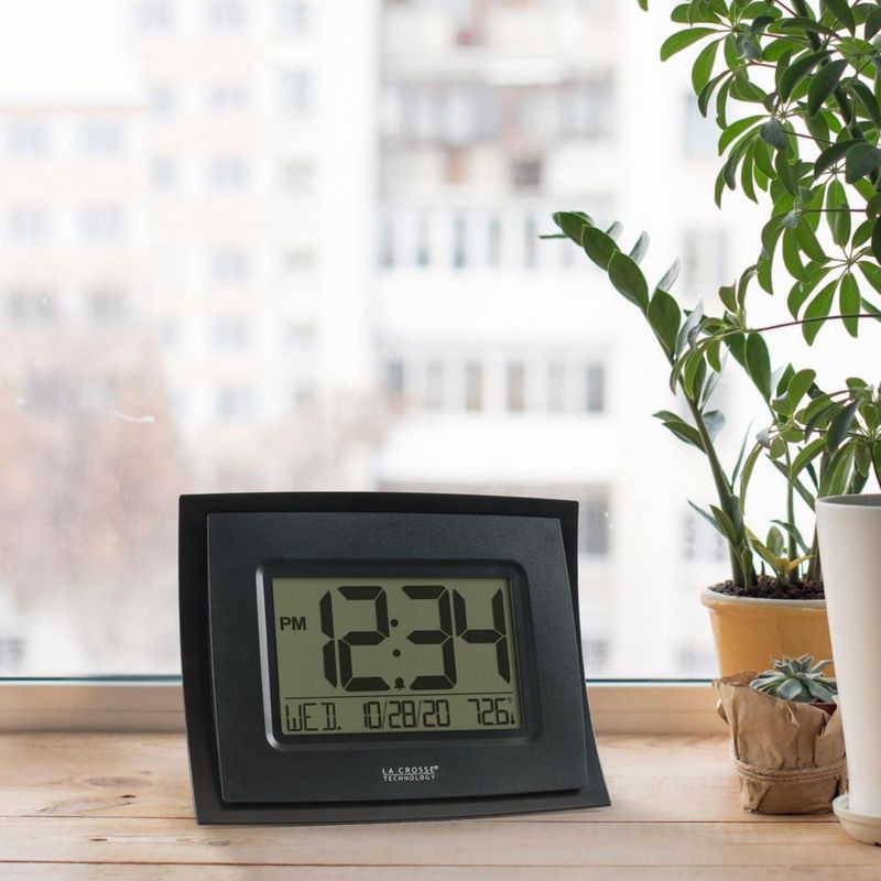 Reloj digital La Crosse WT-8002U-B-INT con temperatura interior