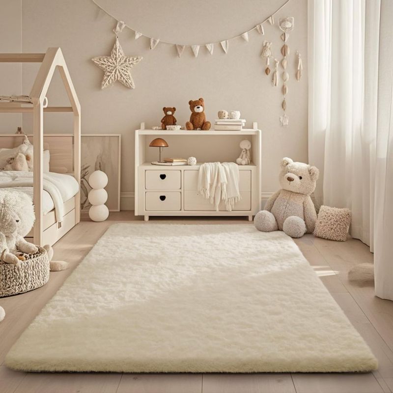 Alfombra de área Ophanie 122 x 183 cm antideslizante color marfil pelo largo