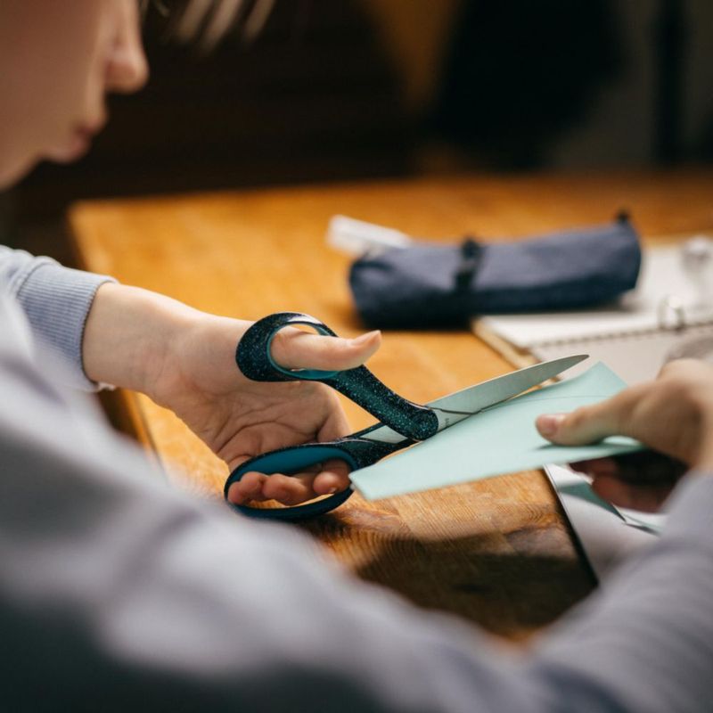 Fiskars Tijeras SoftGrip para zurdos de 8" para adolescentes 15+ azul moteado